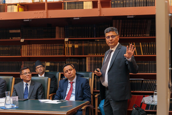 RIFS-Forschungsgruppenleiter Maheswar Rupakheti hält beim Besuchs des nepalesischen Präsidenten Paudel einen Vortrag.